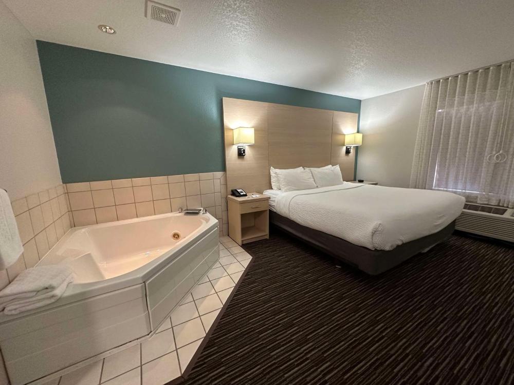 King Room with Mobility Accessible Tub interior